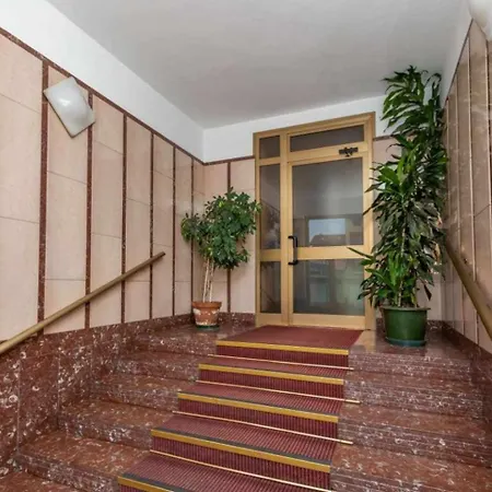 Grotta Deluxe Apartment *